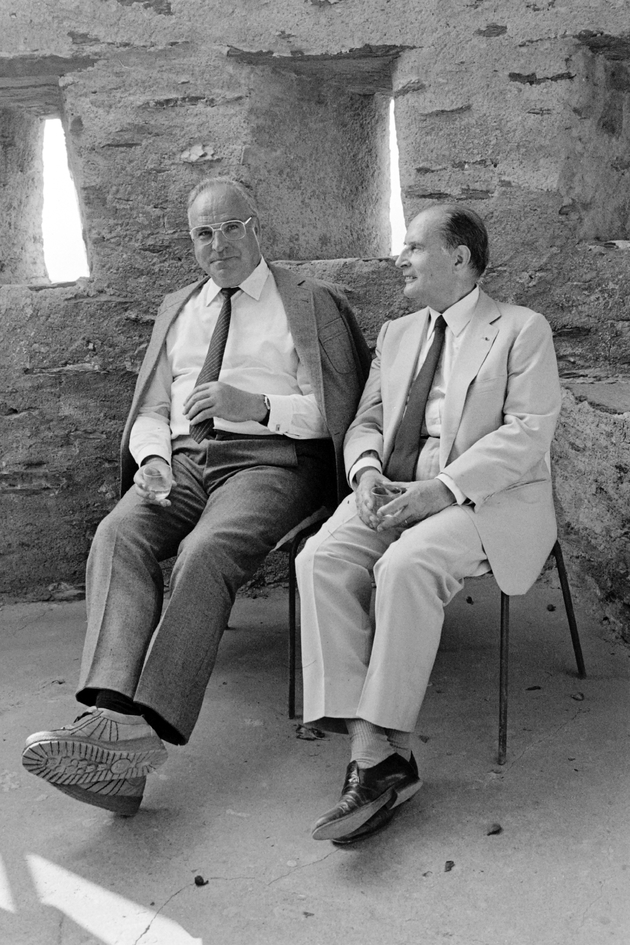 Le chancelier allemand Helmut Kohl (G) et le président français François Mitterrand (D) au Fort de Brégançon, le 24 août 1985