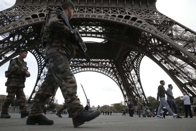 Des soldats en patrouille devant la Tour Eiffel le 16 novembre 2016 à Paris
