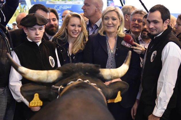 La candidate du Front National Marine Le Pen (2e à d.) en visite au Salon de l'Agriculture de Paris en compagnie de sa nièce Marion Marechal Le Pen (3e à d.), le 1er mars 2017