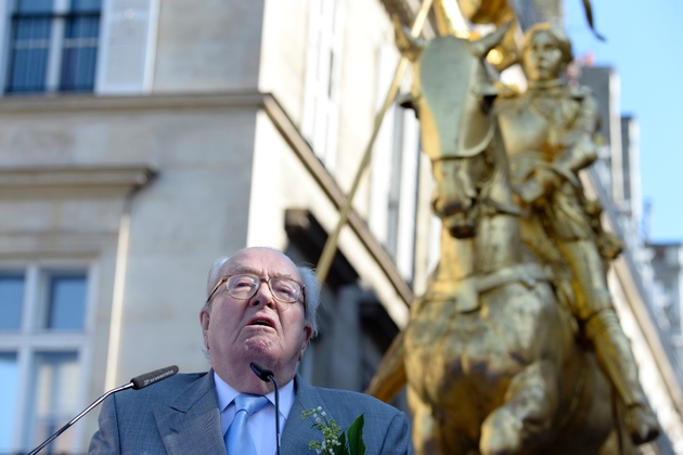 Le cofondateur du Front National Jean-Marie Le Pen fête le 1er mai 2016 à Paris devant la statue équestre de Jeanne d'Arc