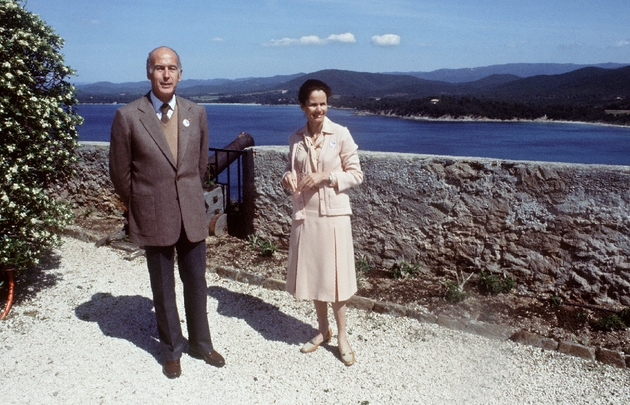 Le président de la République Valéry Giscard d'Estaing pose avec son épouse Anne-Aymone, le 6 mai 1979, lors de leur séjour au fort de Brégançon