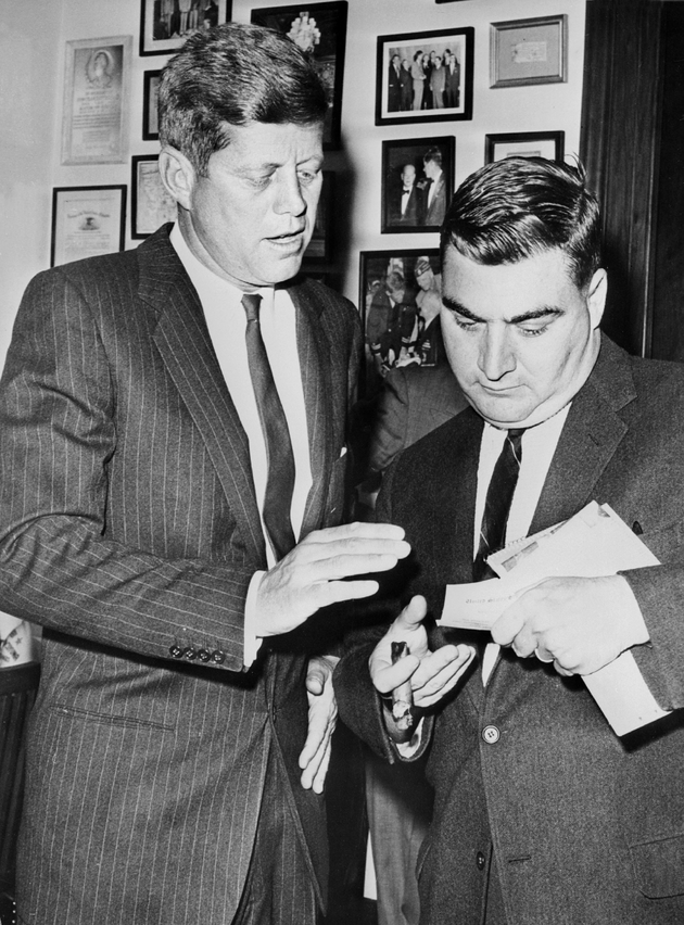 Photo prise en 1961 du président américain John Fitzgerald Kennedy (G) avec Pierre Salinger, ex-journaliste nommé porte-parole de la Maison Blanche