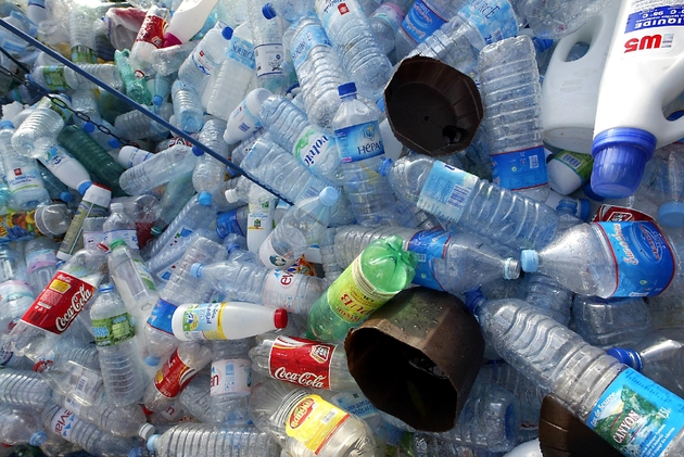 Des bouteilles et divers emballages plastiques dans un container destiné au tri sélectif des déchets ménagers, à Albi le 02 décembre 2003