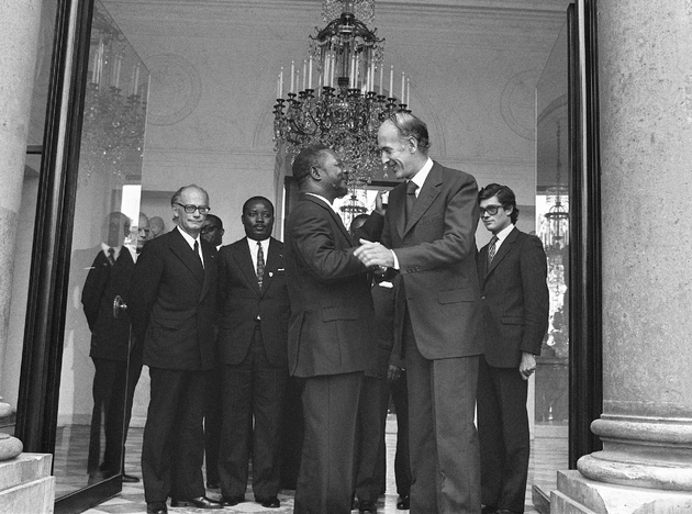 Le président de la République française Valéry Giscard d'Estaing (G) raccompagne le 03 mars 1975 le maréchal Jean Bedel Bokassa, sur le perron du Palais de l'Élysée à Paris, à l'issue d'un entretien