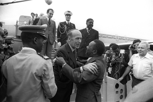 Valéry Giscard d'Estaing est accueilli le 05 mars 1975 par son homologue de Centrafrique le maréchal Jean Bedel Bokassa à Bangui