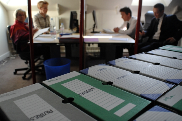 Des employés du Conseil Constitutionnel enregistrent des parrainages d'élus pour les candidats à l'élection présidentielle, le 13 mars 2007 à Paris