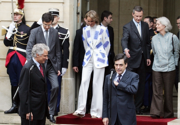 Dominique et Marie-Laure de Villepin,  François et Penelope Fillon lors de la passation de pouvoirs le  17 mai 2007 à Matignon à Paris