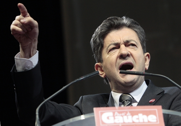 Jean-Luc Mélenchon prononce un discours devant des sympathisants venus participer dans un gymnase de l'Ile-Saint-Denis au meeting fondateur du 