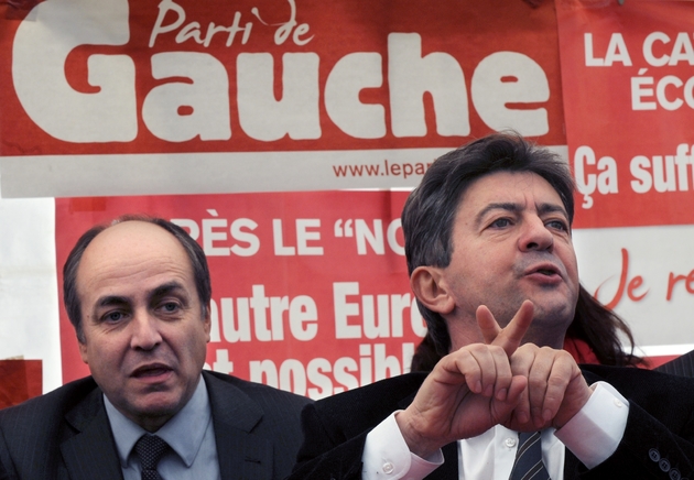 Jean-Luc Mélenchon (d) s'exprime lors du congrès fondateur du Parti de Gauche, au côté de l'économiste Jacques Généreux, le 31 janvier 2009 à Limeil-Brévannes