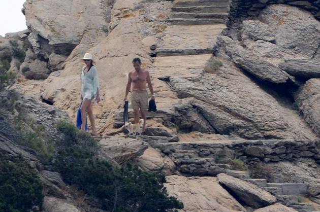 Le président Nicolas Sarkozy (D) avec sa femme Carla Bruni sur la plage de sa résidence du Cap-Nègre, le 2 août 2009