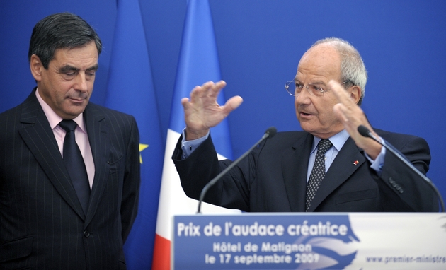 Le Premier ministre François Fillon et le président du groupe international de services financiers Fimalac et président du jury de l'Audace Créatrice 2009 le 17 septembre 2009 à Paris
