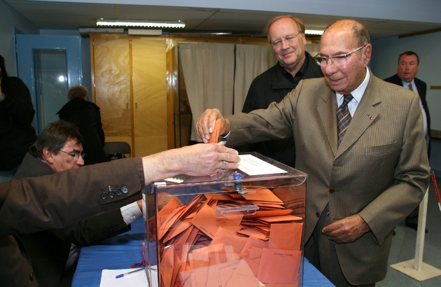 Serge Dassault vote pour le second tour de l'élection municipale de Corbeil-Essonnes le 4 octobre 2009