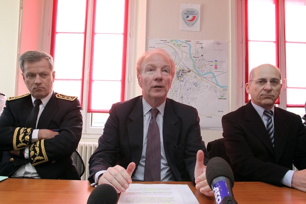 Gérard Moisselin (G), préfet de la Marne et préfet de la région Champagne-Ardenne, avec le ministre de l'Intérieur Brice Hortefeux (C), lors d'un point presse au commissariat d'Epernay le 10 mars 2010