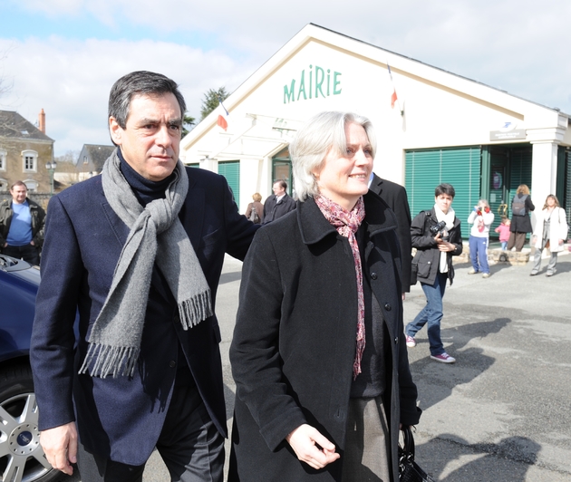 François et Penelope Fillon à la sortie d'un bureau de vote le 21 mars 2010 à Solesmes 