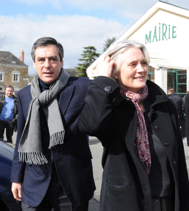 François Fillon et son épouse Penelope à la sortie du bureau de vote pour les élections régionales, le 21 mars 2010 à Solesmes