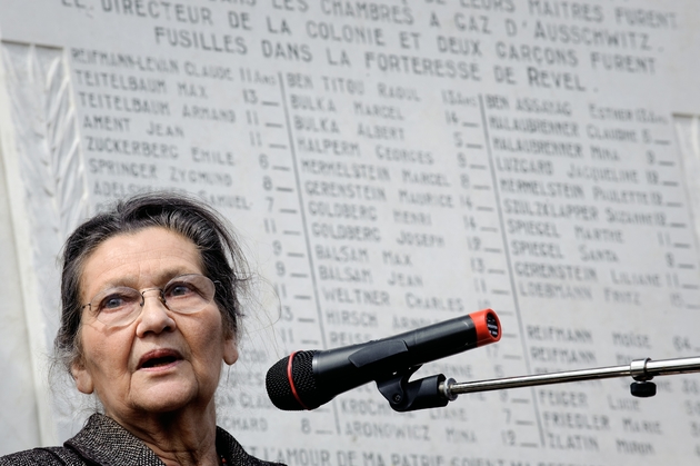 Simone Veil devant le mémorial des enfants d'Izieu, le 6 avril 2010