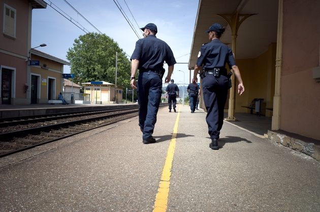 Des fonctionnaires de la Police Aux Frontières (PAF) patrouillent dans la gare de Tain-l'Hermitage, le 09 juillet 2010