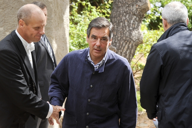 François Fillon (centre) revêtu d'une veste de chez Arnys, le 20 août 2010 à Bormes-Les-Mimosas