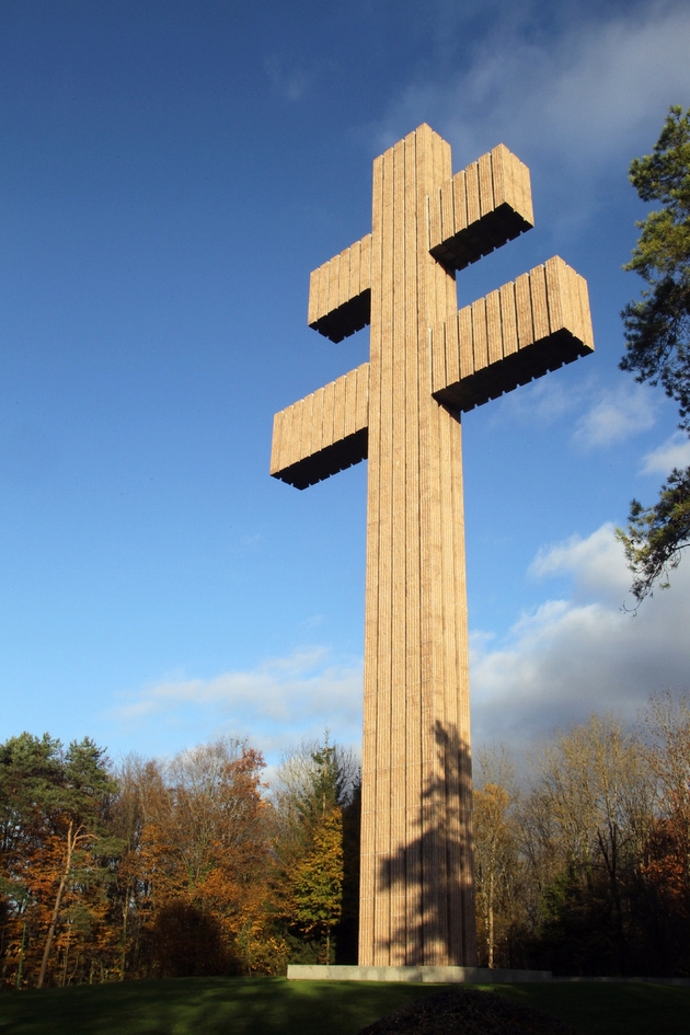 La Croix de Lorraine, haute de 43,50 mètres,  le 5 novembre 2010 à Colombey-les-Deux-Eglises