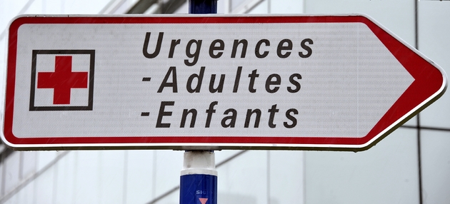 Hôpital: pancarte Ugences adultes & enfants à Lille le 16 juin 2011 