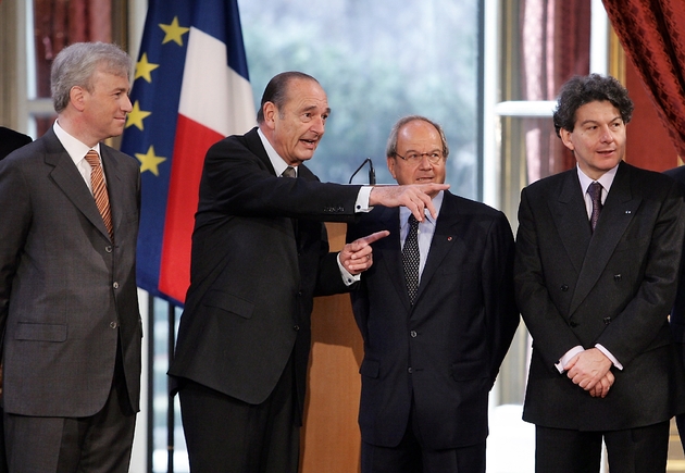 Le PDG de la société SOITEC André-Jacques Auberton-Hervé, le président Jacques Chirac, le PDG de FIMALAC Marc Ladreit de Lacharriere et le ministre de l'Economie Thierry Breton le 2 mars 2006 à Paris