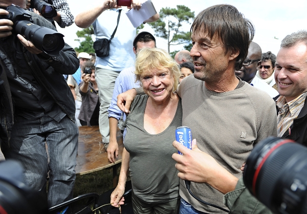 Nicolas Hulot, alors en campagne pour la primaire des Verts, avec sa concurrente Eva Joly, dans un meeting en opposition au projet d'aéroport de Notre-Dame-des-Landes, à Vigneux-de-Bretagne, le 09 juillet 2011