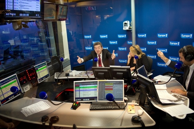 Jean-Luc Mélenchon participe à une émission sur Europe 1, le 12 mars 2012 à Paris