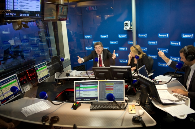 Jean-Luc Mélenchon participe à une émission sur Europe 1, le 12 mars 2012 à Paris