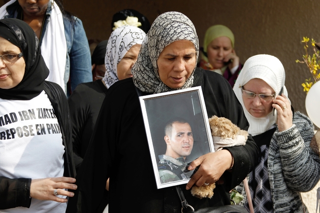 La mère d'Imad Ibn Ziaten, avec une photo de son fils, lors d'une marche silencieuse le 24 mars 20112 à Sotteville-lès-Rouen