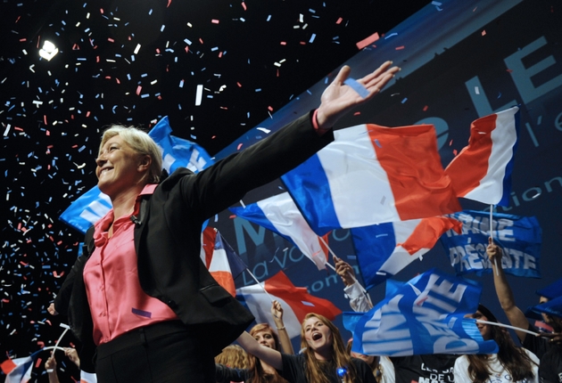 Le 30 mars 2012 à Nice, Marine Le Pen salue des militants venus assister à un meeting électoral