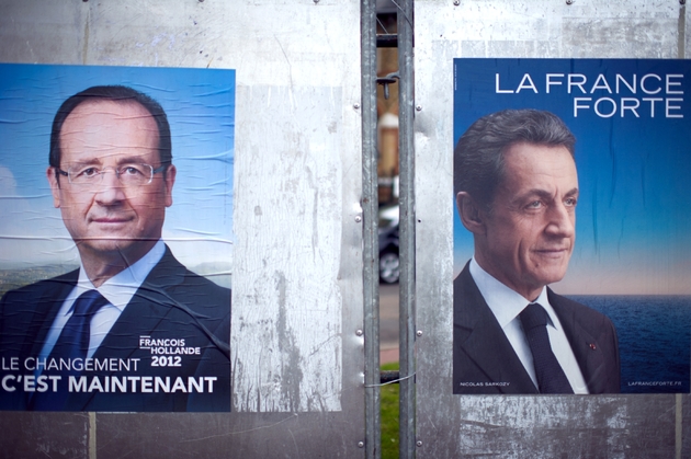 Affiches de campagnes des candidats François Hollande (g) et Nicolas Sarkozy le 1er mai 2012 au Raincy