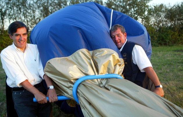 François Fillon, alors ministre de l’Education nationale plie un ballon en compagnie du pilote et maire adjoint de Sablé-sur-Sarthe Jean-Claude Ragaru (D), le 22 août 2004 à Sablé-sur-Sarthe, lors du championnat de France de montgolfière
