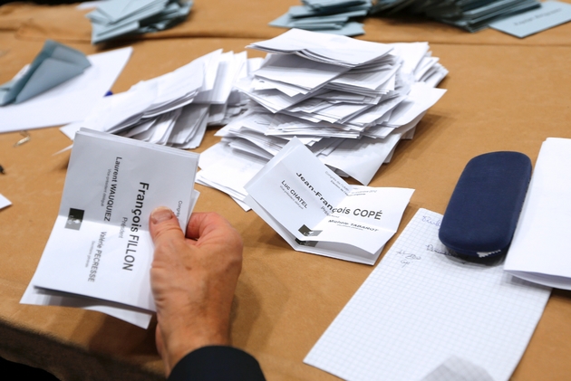 18 novembre 2012: les adhérents de l'UMP votent pour départager François Fillon et Jean-François Copé