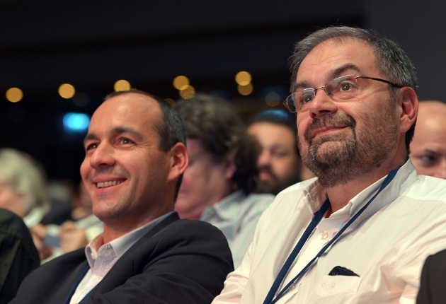 François Chérèque (D) et son successeur à la tête de la CFDT Laurent Berger le 28 novembre 2012 à Paris