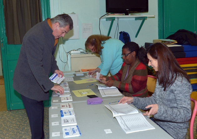 L'ex-maire de Saint-Maur-des-Fossés  Henri Plagnol lors d'un scrutin à Saint-Maur-des-Fossés, le 9 décembre 2012