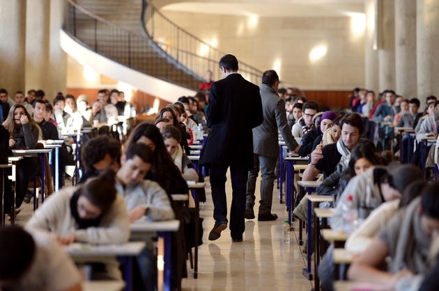 Des étudiants en 1ère année de médecine passent un examen le 11 décembre 2012à l'université de la Timone à Marseille