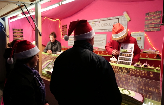 Le marché de Noël des Champs-Elysées le 16 décembre 2012 à Paris.