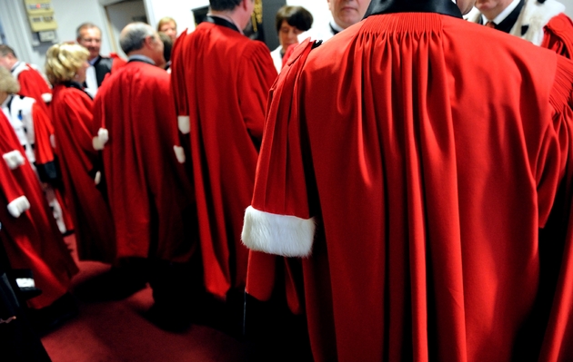 Les portraits d'hommes politiques, surtout de droite, et de parents de victimes étaient collés sur un panneau intitulé le 