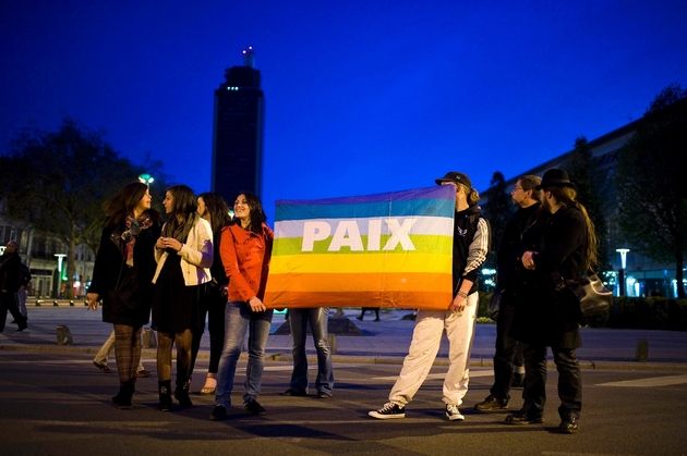 Des militants pro mariage pour les couples de même sexe brandissent un drapeau en marge d'une manifestation d'opposants au texte, à Nantes, le 18 avril 2013