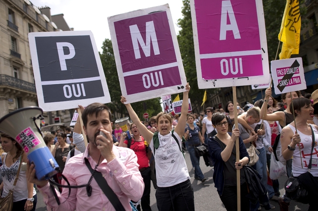 Des supporteurs de l'ouverture de la PMA à toutes les femmes, lors de la Gay Pride le 29 juin 2013 à Paris