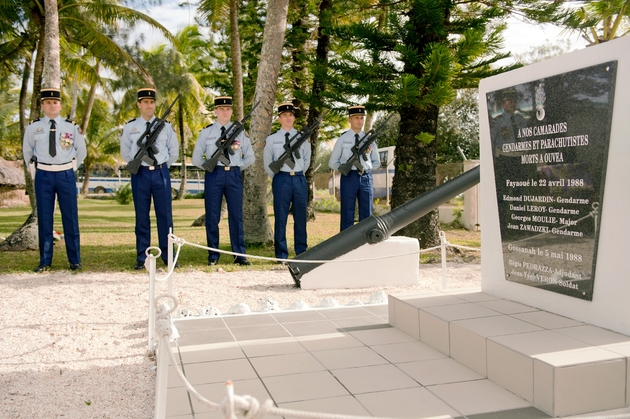 Stèle commémorative de la gendarmerie de Fayaoué, le 27 juillet 2013, érigée en souvenir de l'attaque d'un commando indépendantiste calédonien le 22 avril 1988