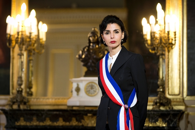 Rachida Dati pose le 25 janvier 2014, avec son écharpe tricolore, à Paris.