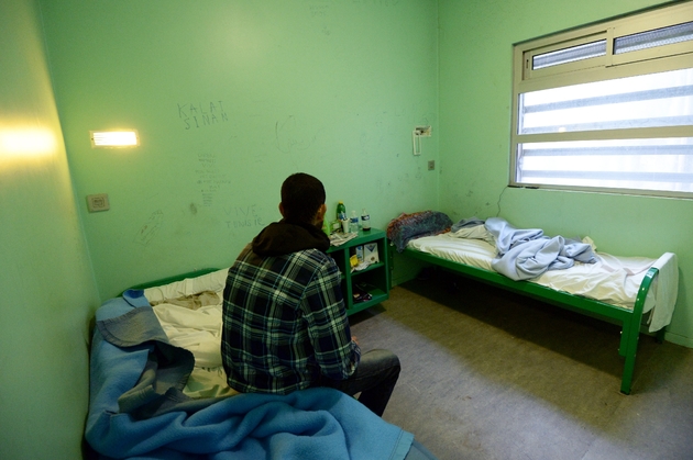 Un immigré en situation irrégulière dans une chambre du centre de rétention administrative de Marseille, le 31 janvier 2014