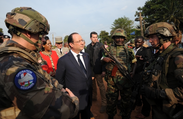 François Hollande et Catherine Samba-Panza, chef de l'État de transition de la République centrafricaine, s'entretiennent avec des militaires français de l'opération Sangaris, le 28 février 2014.