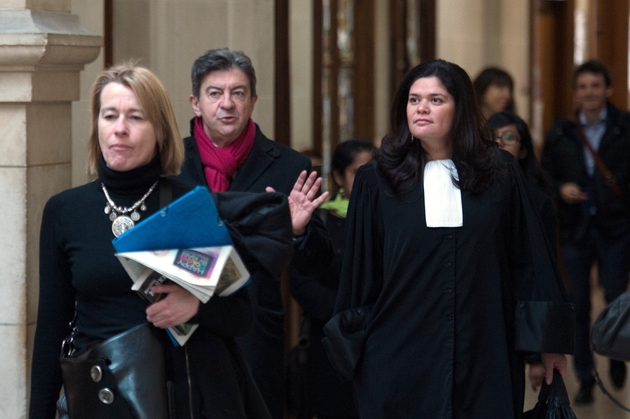Raquel Garrido (d), en robe d'avocate, représentant Jean-Luc Mélenchon (c) au tribunal de Paris le 6 mars 2014, dans un procès intenté par Marine Le Pen pour injure. A l'époque président du Front de gauche il sera relaxé