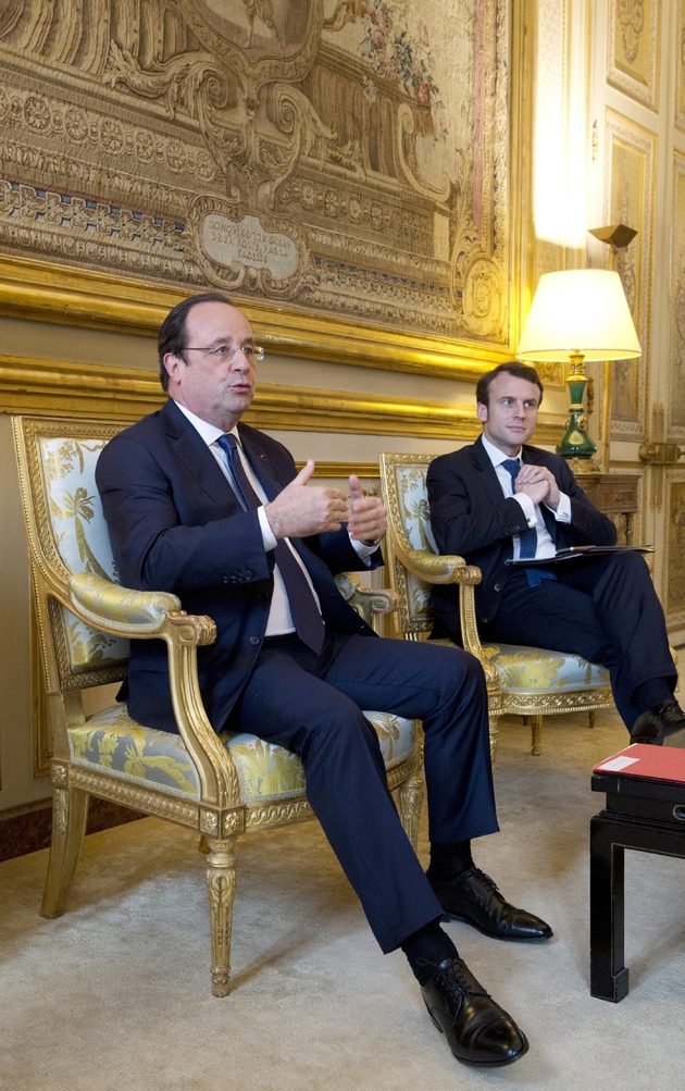 Le président Hollande (g), et le candidat d'En Marche ! Emmanuel Macron, alors secrétaire général adjoint de l'Élysée, le 4 avril 2014 à Paris
