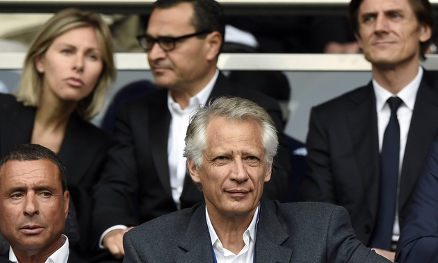 Dominique de Villepin (C) et Alexandre Djouhri (G) au Parc des Princes à Paris, le 23 avril 2014