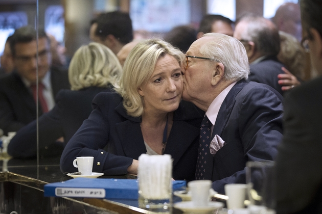 Le 25 avril 2014 à Paris, Marine Le Pen reçoit un baisers de son père Jean-Marie Le Pen
