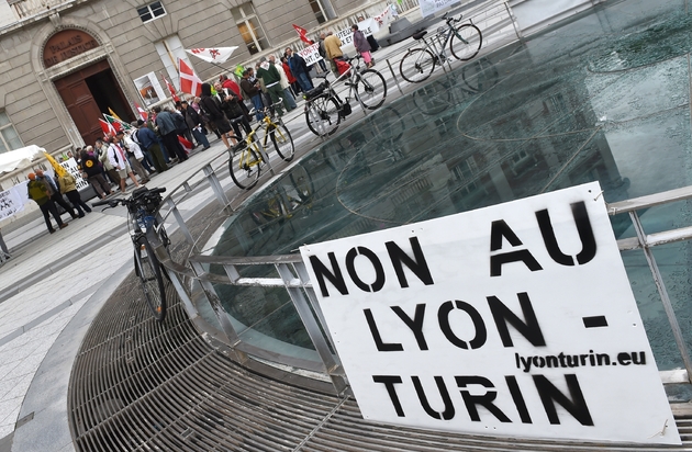 Manifestation contre la liaison à grande vitesse entre Lyon et Turin devant le tribunal de Chambéry le 11 juillet 2014