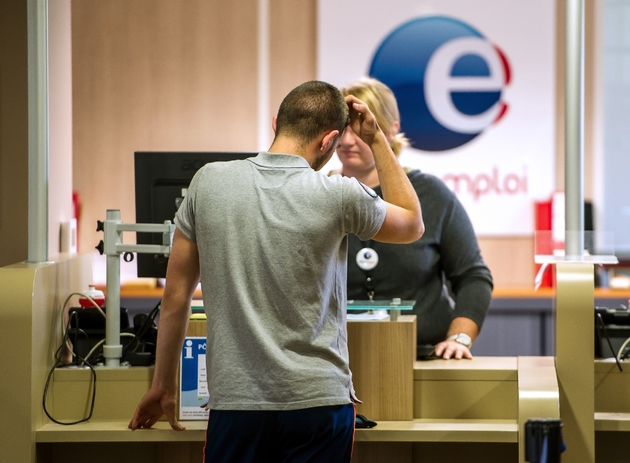 Un homme au guichet d'une agence de Pôle Emploi le 27 août 2014 à Armentières